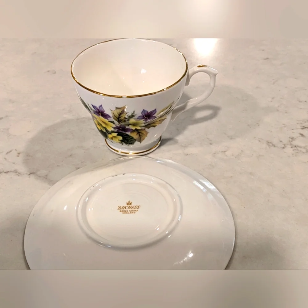 Duchess Bone China 2 Teacups and 2 Saucers Gold Trim England